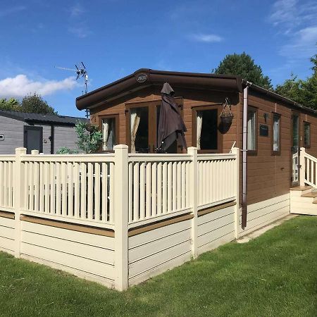 Brooksbank Lodge With Hot Tub Barmby on the Moor Bagian luar foto