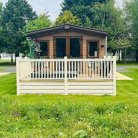 Brooksbank Lodge With Hot Tub Barmby on the Moor Bagian luar foto